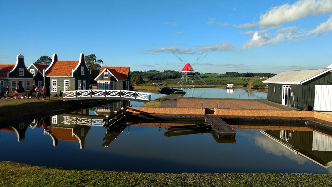 Parque das Águas: casas holandesas, ponte e moinho refletidos no lago