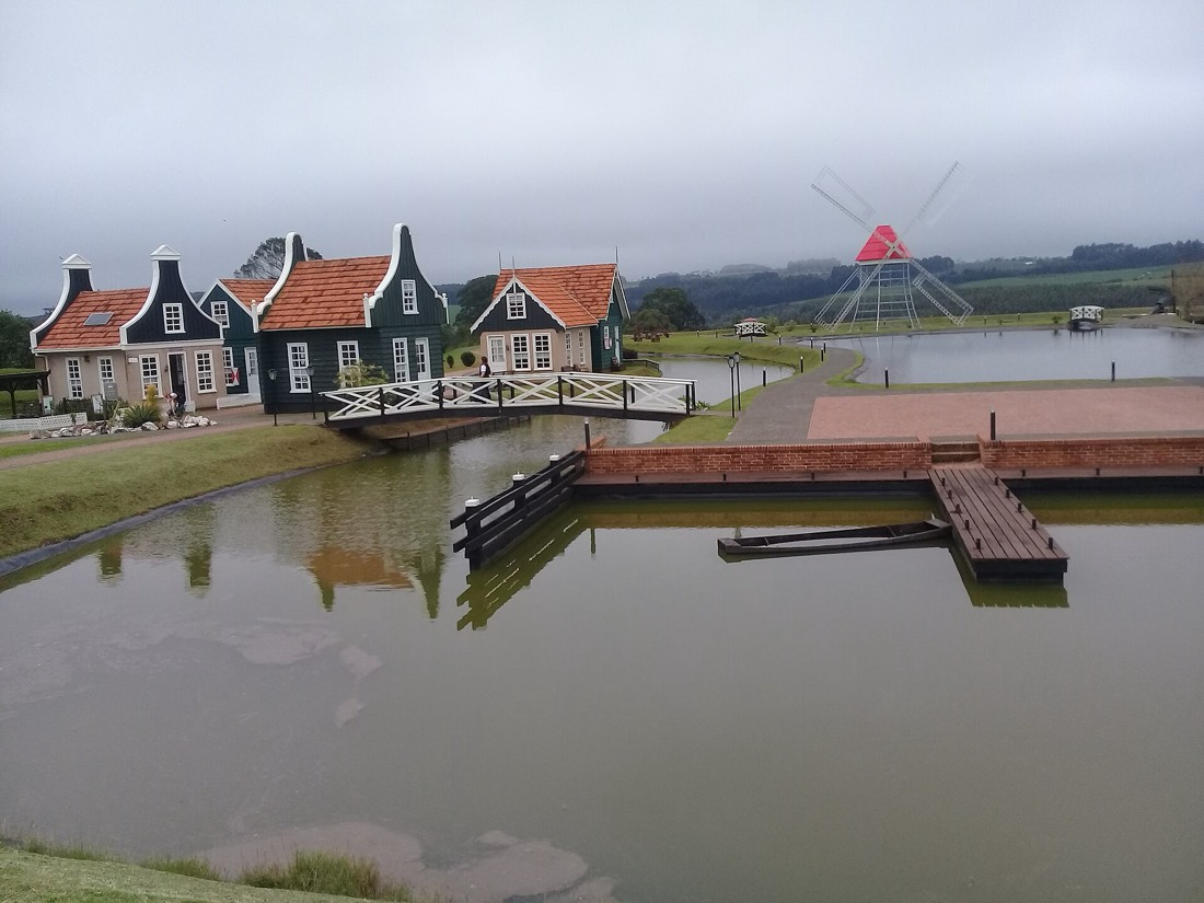 Vila holandesa com moinho e lago